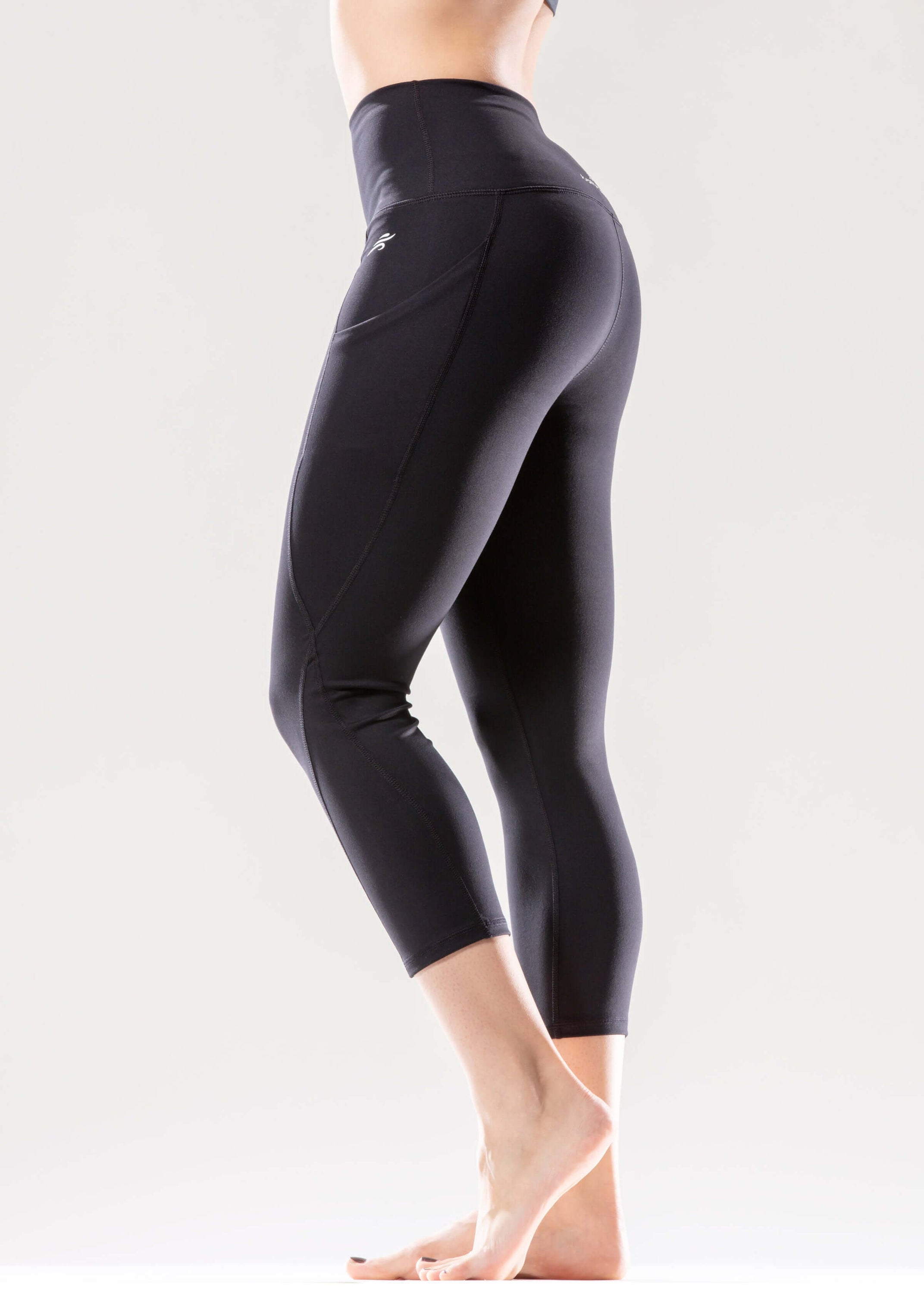 Jolie High-Waisted Reflective Capri Leggings with Hip Pockets